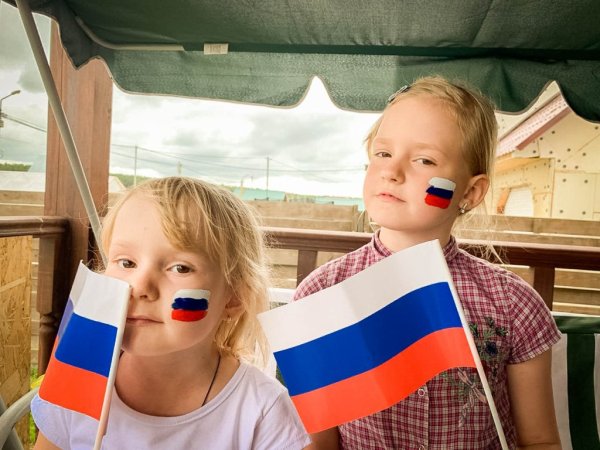 Дети с российским флагом