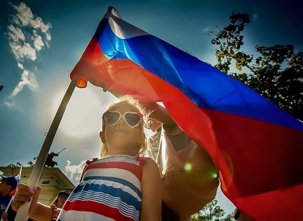 Люди с российским флагом