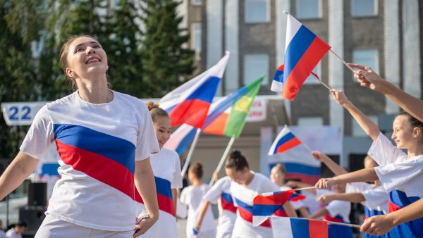 Молодежь с флагом России