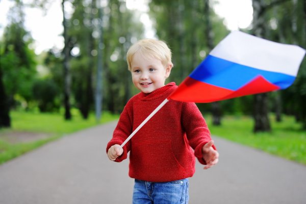 Дети с российским флагом