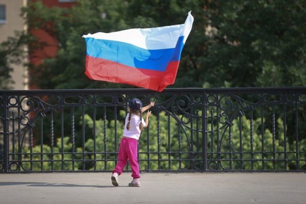 Дети с русским флагом