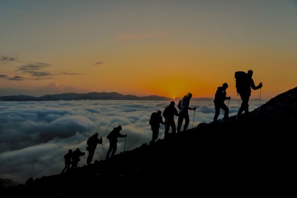 Поход в горах на закате