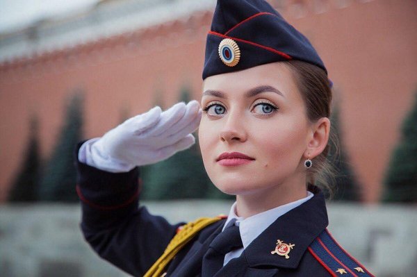 Девушка офицер