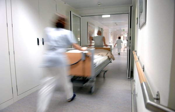 Девушка на каталке в больнице