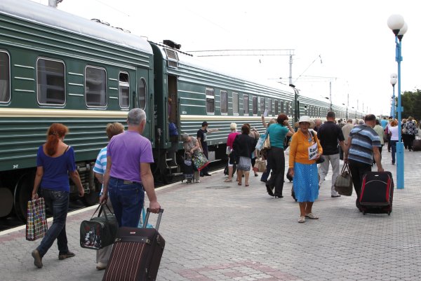 Люди на перроне вокзала
