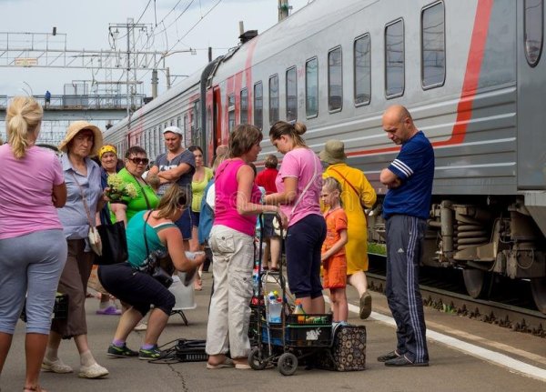 Люди на перроне