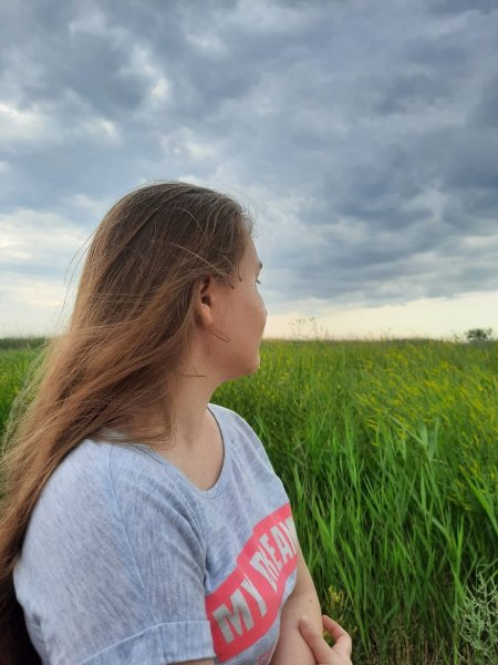 Женщина отвернулась