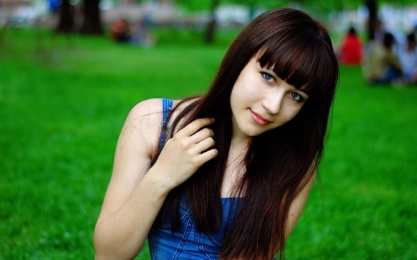 Обычная девушка брюнетка