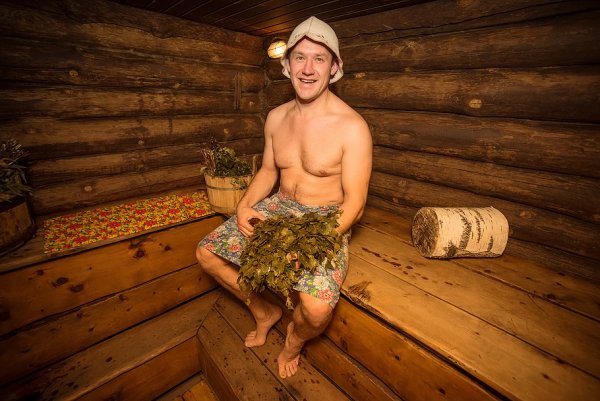 Деревенская баня с вениками