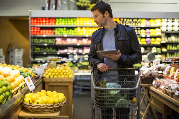 Люди в продуктовом магазине
