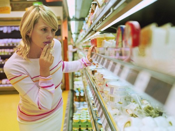 Девушка в продуктовом магазине