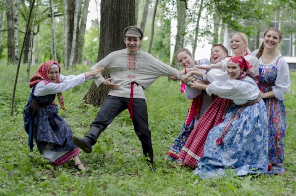 Народные пляски в деревне