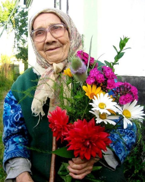 Старушка с цветами
