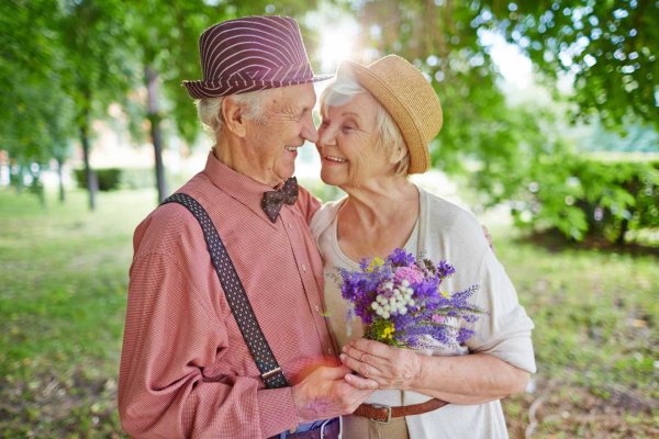 Пожилая влюбленная пара