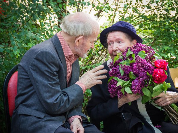 Пожилые люди с цветами
