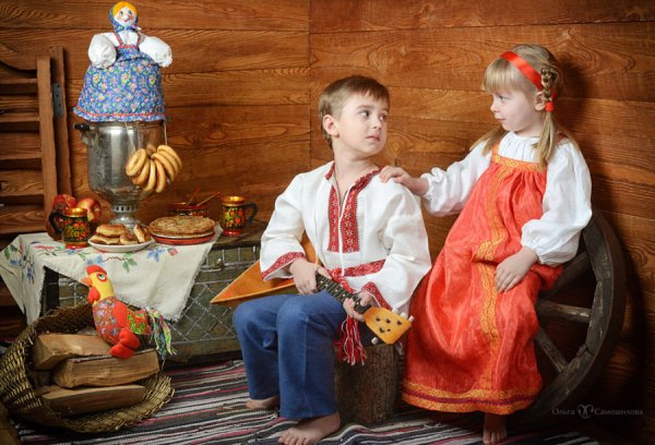 Дети в народных костюмах