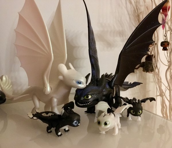 Игрушки семья Беззубика и ночной фурии