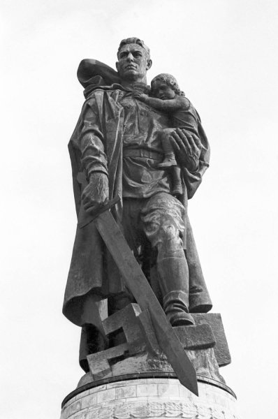 Воин освободитель Берлин меч