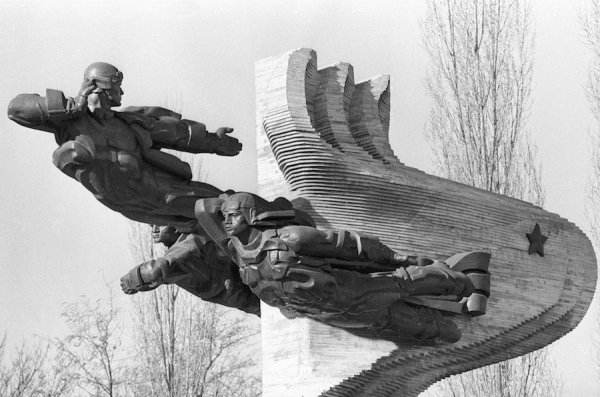 Памятник лётчикам-героям 69-го истребительного авиаполка