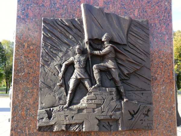 Барельефы на Стелле город воинской славы Великие Луки