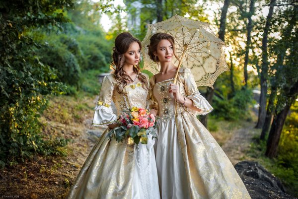 Женщины в старинных платьях