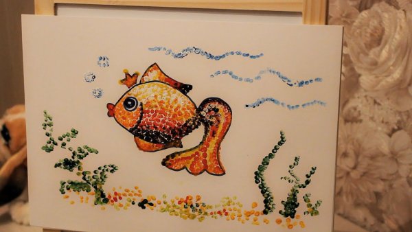 Рисование золотой рыбки ватными палочками