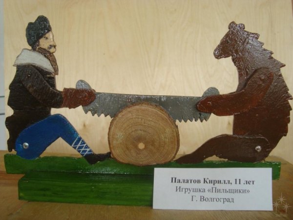 Кузнец и медведь деревянная игрушка