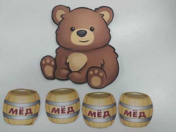 Медвежонок с бочонком меда