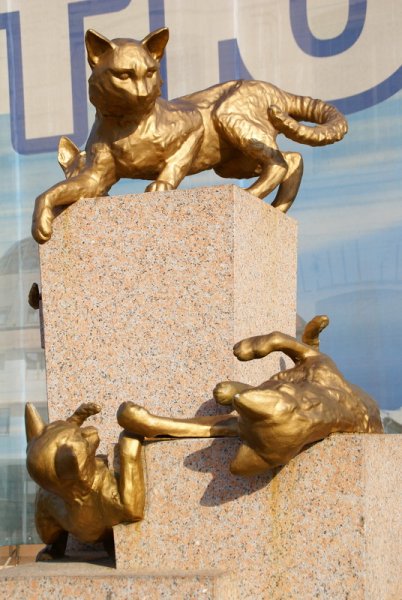 Памятник сквер сибирских кошек Тюмень
