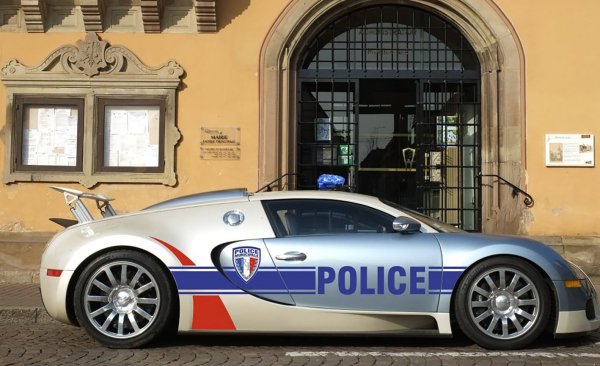 Полицейская машина Bugatti Veyron