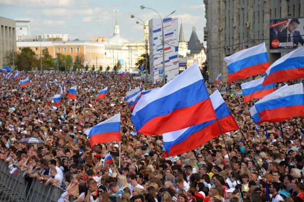 Люди с российским флагом