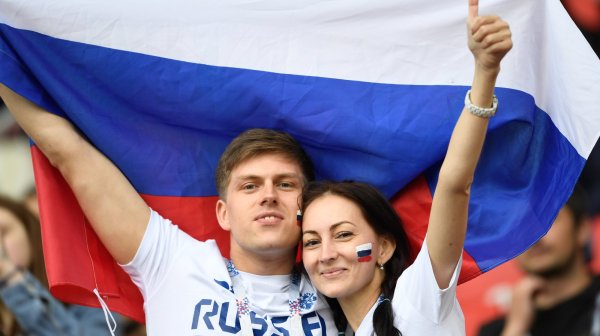 Люди с российским флагом