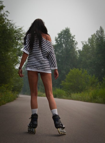 Девушка на роликах