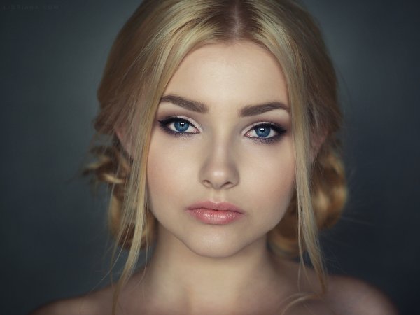 Портрет красивой девушки