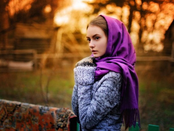 Девушка в платке