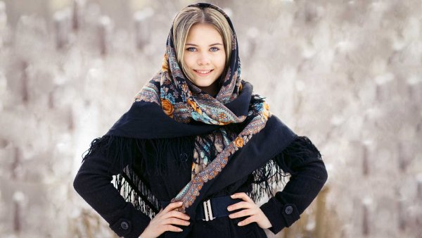 Девушка в платке
