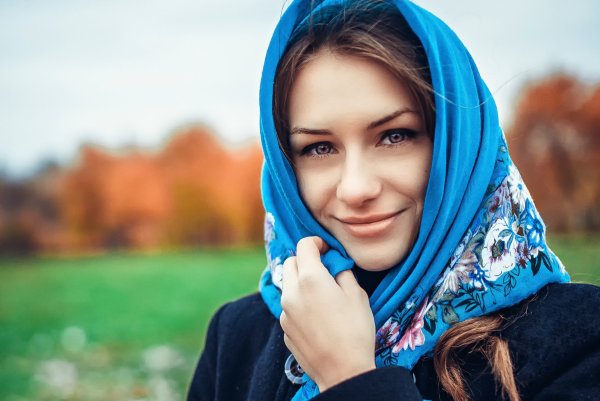 Красивая девушка в платке