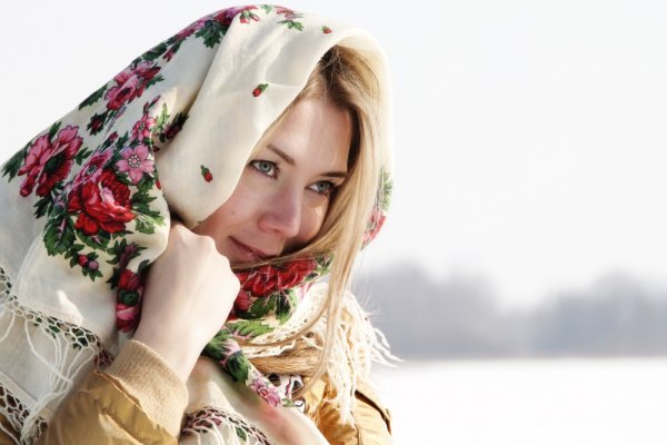 Девушка в платке