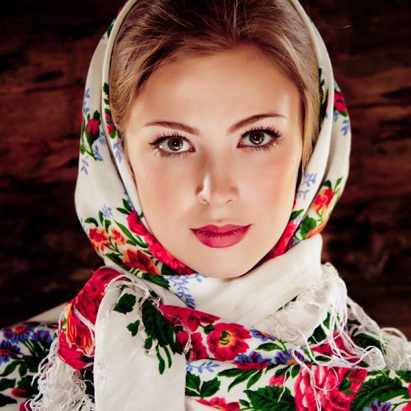 Девушка в платке