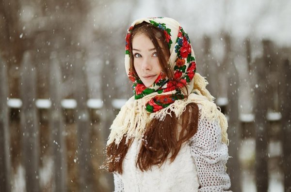 Девушка в платке зимой