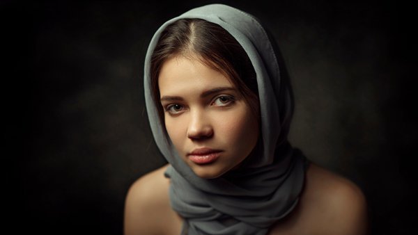 Девушка в косынке