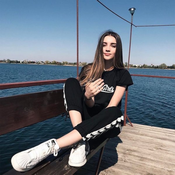 Саша Чистова в полный рост