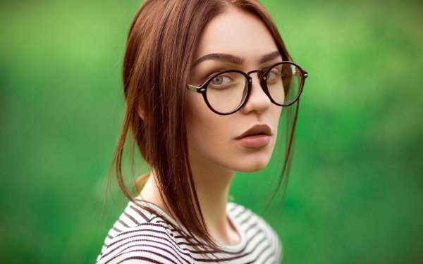Девушки в очках для зрения