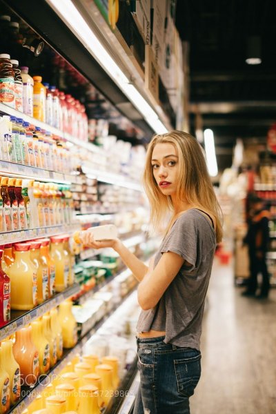 Красивая девушка в магазине