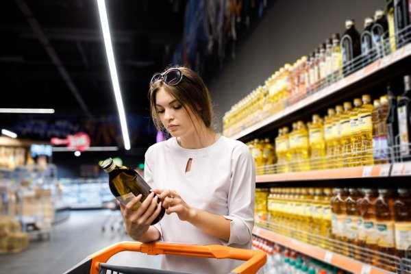 Задумчивая девушка в магазине