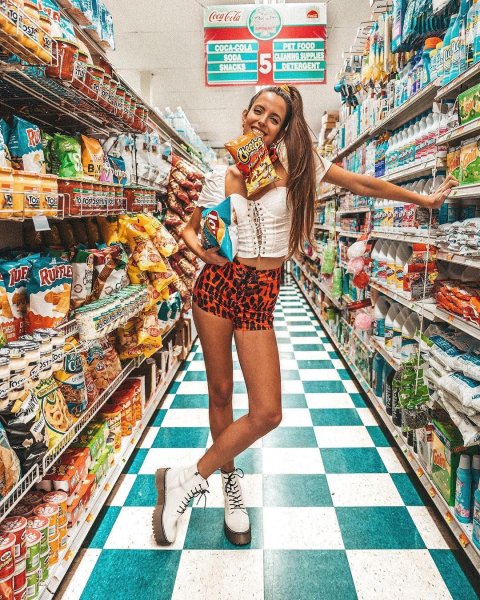 Девушка в продуктовом магазине