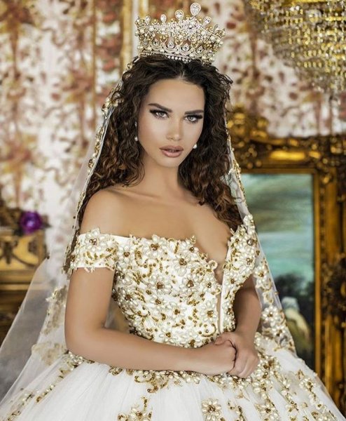 Frida Xhoi золотое