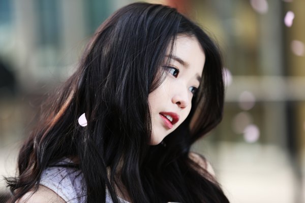 IU С длинными волосами