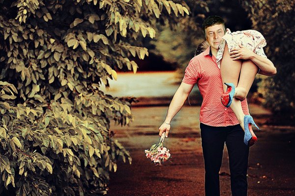 Несет девушку на плече