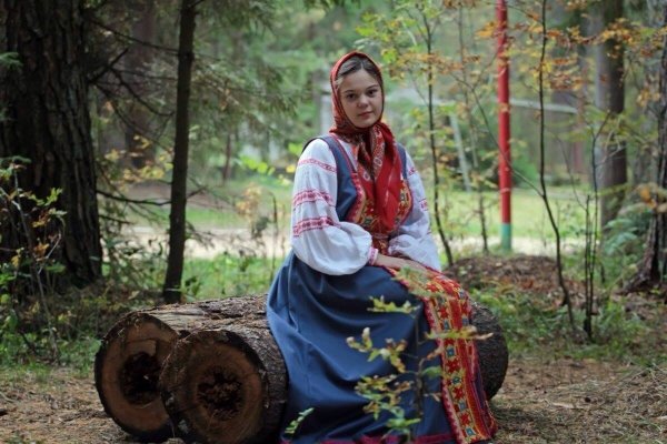 Девушка в русском костюме